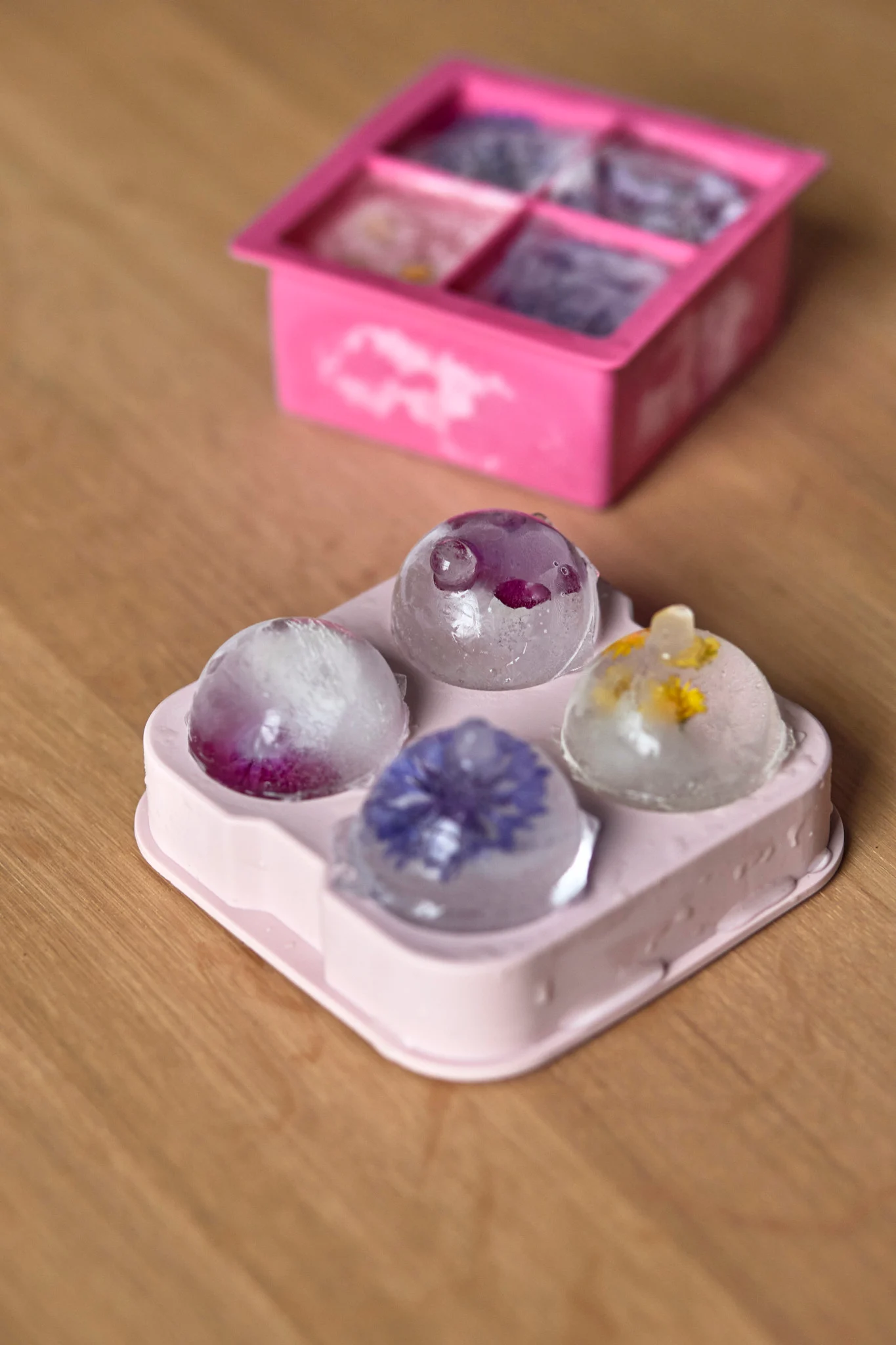 Congela flores o frutas en moldes para cubitos de hielo y utilízalos para decorar tu cóctel sin alcohol.