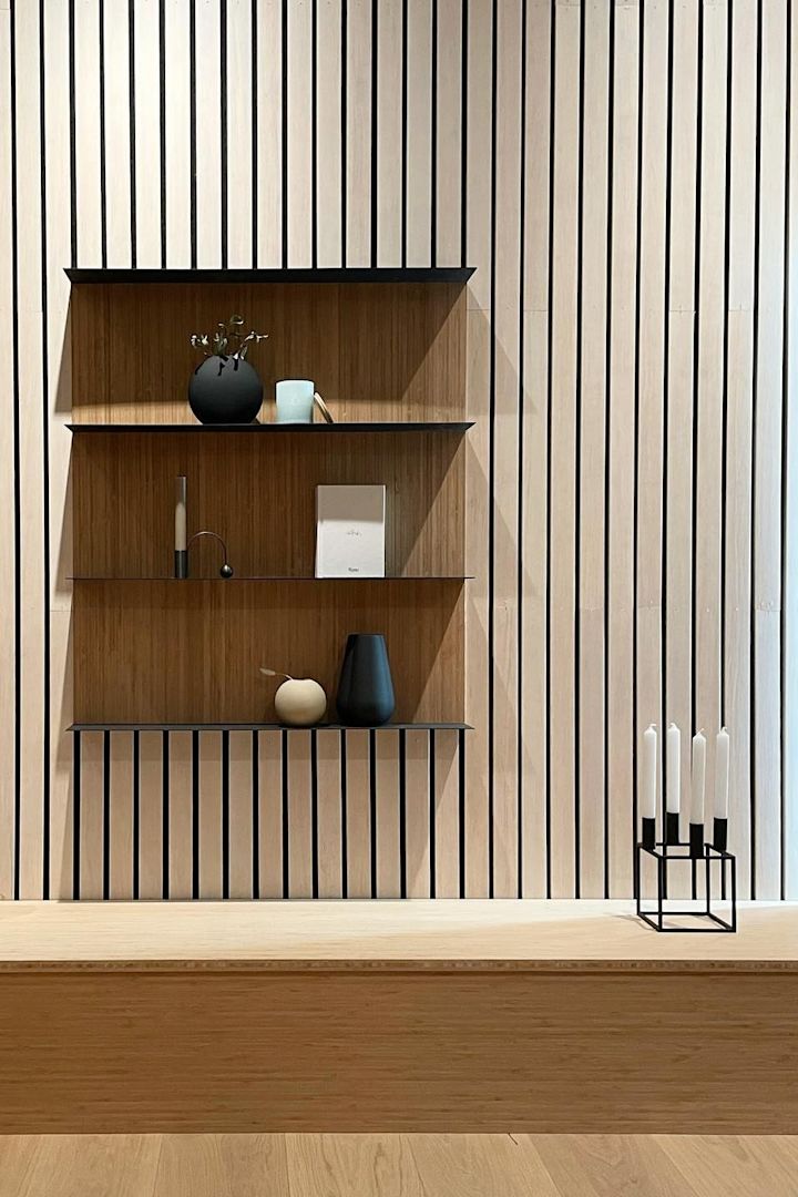 Japandi: aquí puedes ver un estante de pared decorado con el portavelas Kubus de Audo Copenhagen, el portavelas Balance de ferm LIVING y el jarrón Ball de Cooee Design.