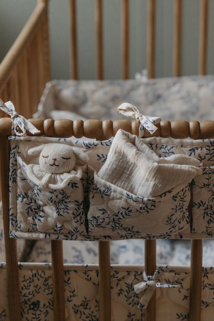 El bolsillo de almacenaje para cama Fauna Forest de Garbo&Friends se fija a la cuna y mantiene elegantemente todo lo que sus progenitores necesitan al alcance de la mano, lo que lo convierte en un excelente regalo de baby showers.