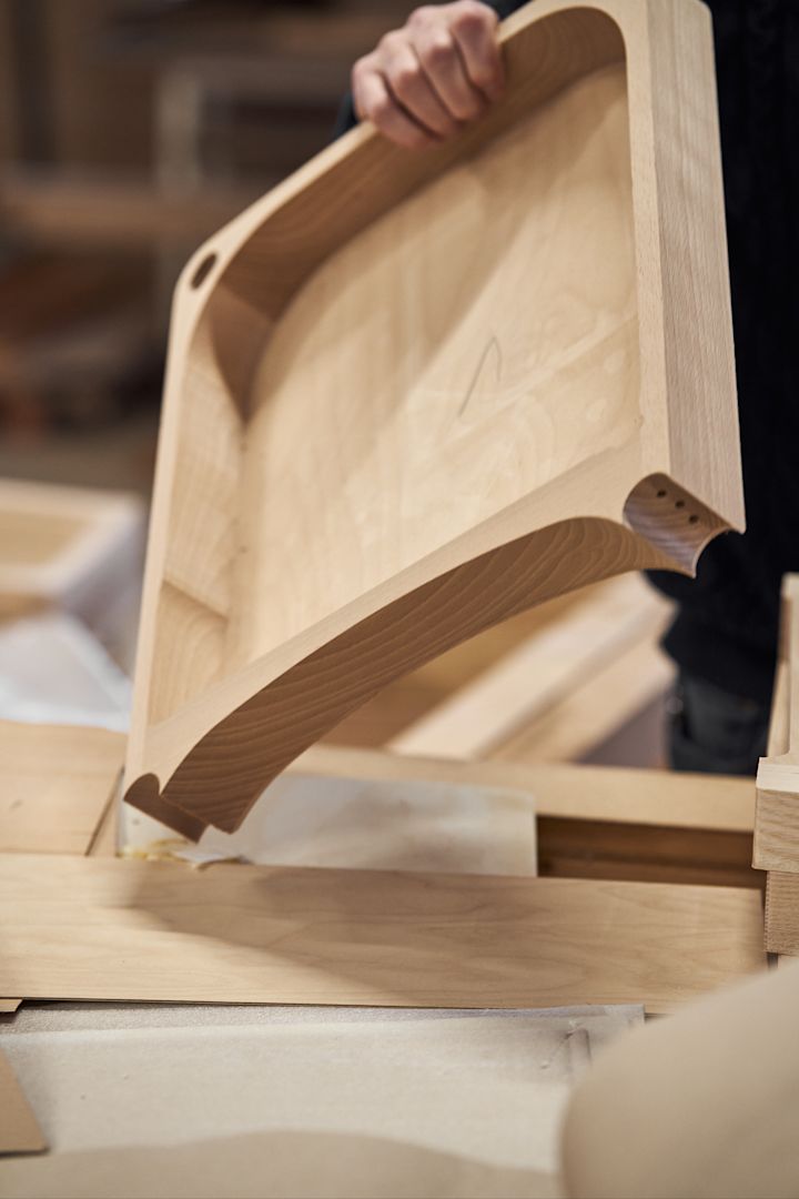 Gärsnäs: la producción está en pleno apogeo en la fábrica de Gärsnäs; aquí se está montando un asiento para una de las sillas de madera.