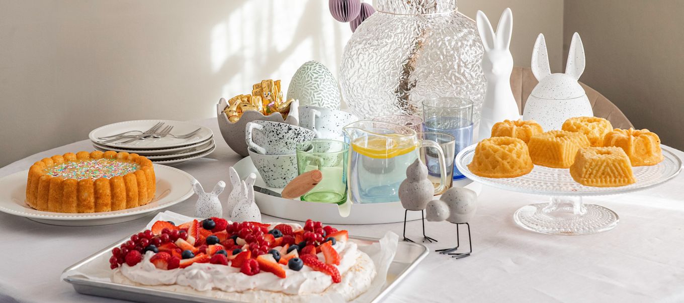Anima tu celebración de Pascua con las sencillas recetas de tartas de Pascua de Baka con Frida: una tarta de merengue con bayas frescas, mini bizcochos y una tarta Silvia con limón.