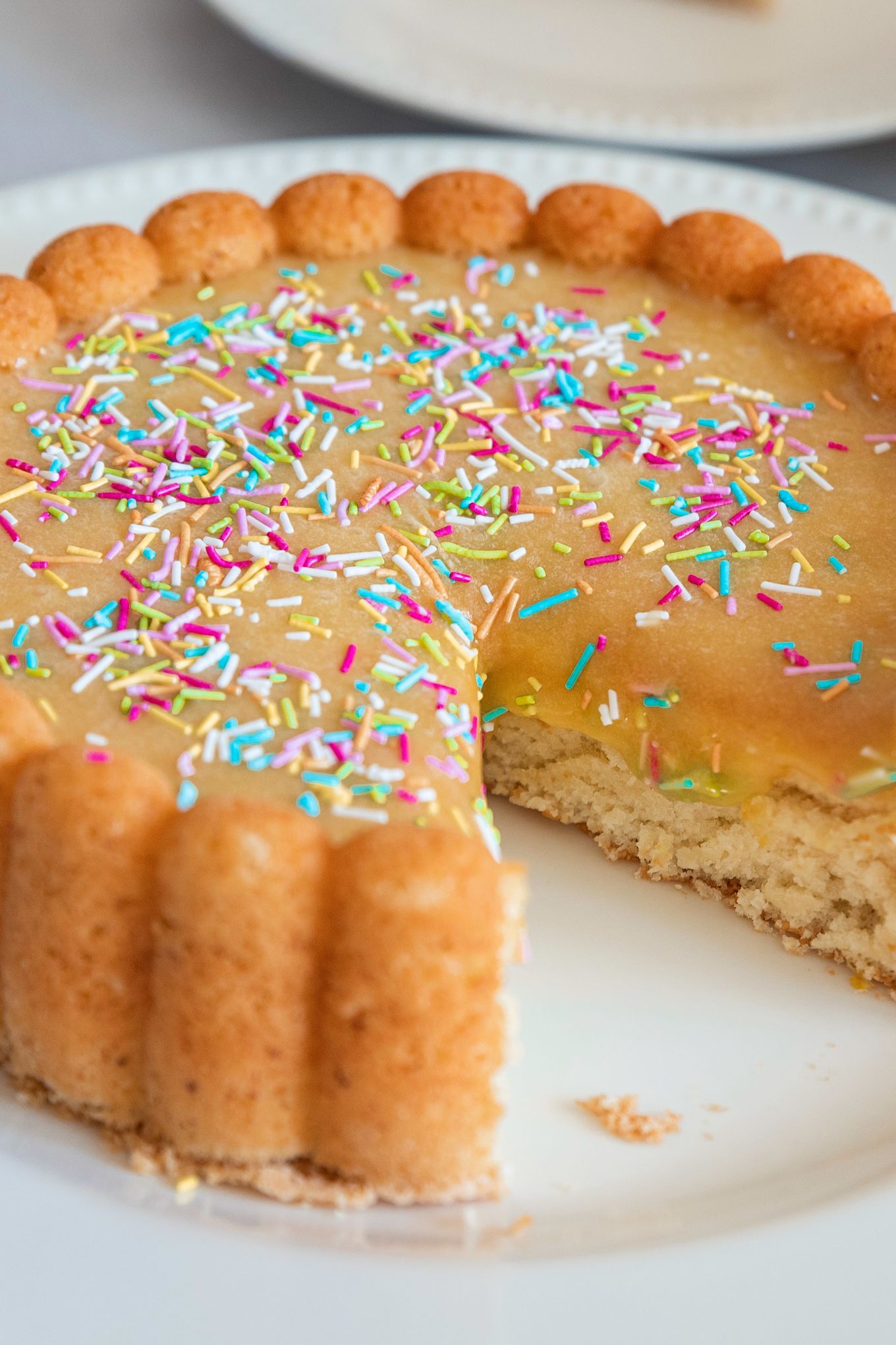Hornea una tarta Silvia clásica con forma de Carlota de Nordic Ware utilizando la sencilla receta de tarta de Pascua de Baka med Frida. Decora tu tarta de Pascua con coloridas virutas.