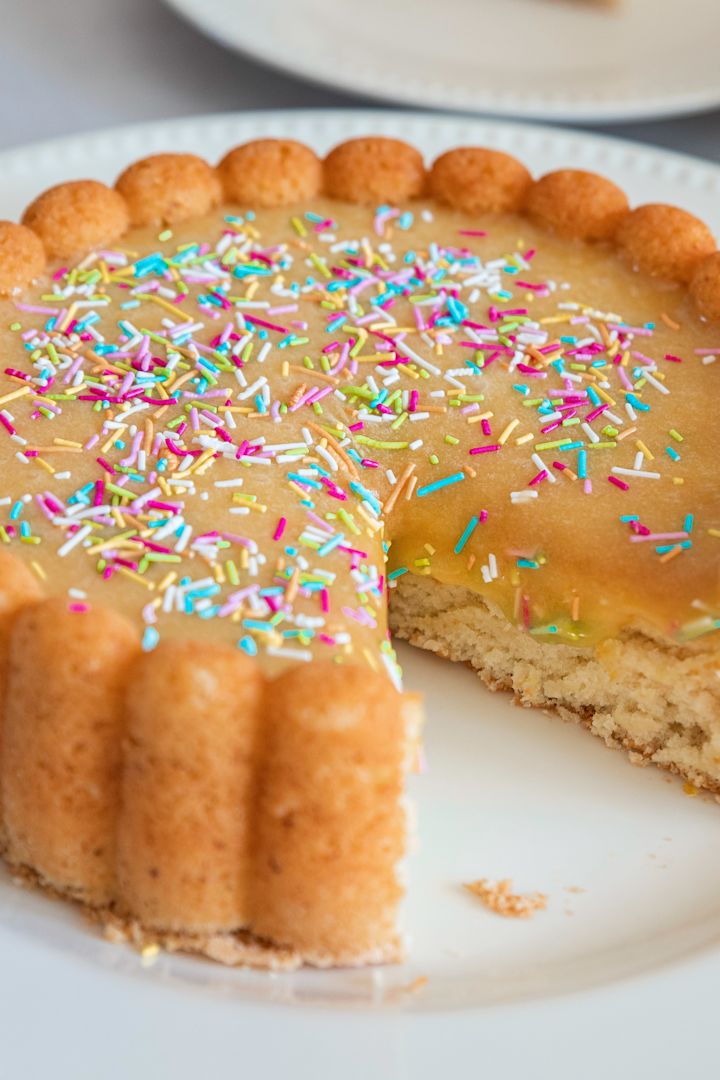 Hornea una tarta Silvia clásica con forma de Carlota de Nordic Ware utilizando la sencilla receta de tarta de Pascua de Baka med Frida. Decora tu tarta de Pascua con coloridas virutas.