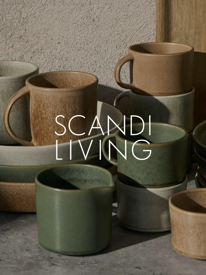 Colección de tazas y platos de cerámica en tonos tierra, algunos apilados, con texto 'SCANDI LIVING'.