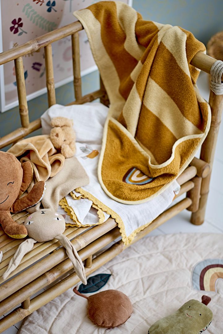 Una toalla de baño con capucha no sólo protege el cuerpo sino también la cabeza del bebé del frío. Esto hace que la toalla de baño con capucha Agnes de Bloomingville sea un maravilloso regalo para baby showers.