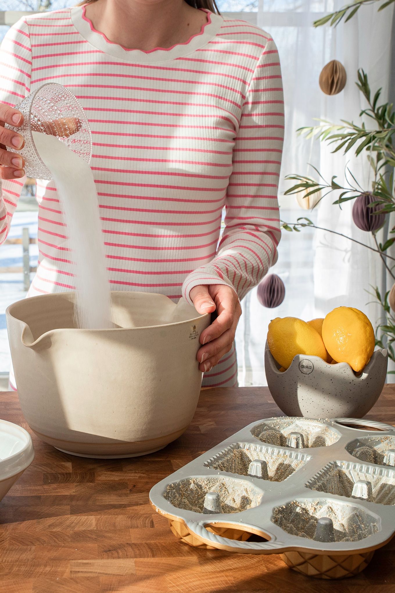 Hornea mini bizcochos en un molde Geo bundtlette de Nordic Ware con la sencilla receta de bizcocho de Pascua de Baka med Frida. Mezcla todos los ingredientes en un bol resistente.