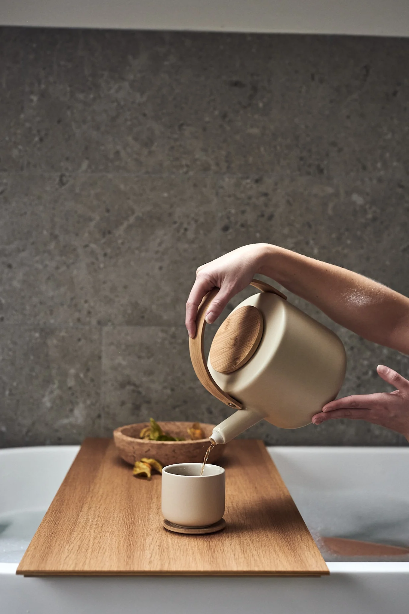 Taza y tetera de líneas limpias, de estilo japonés.