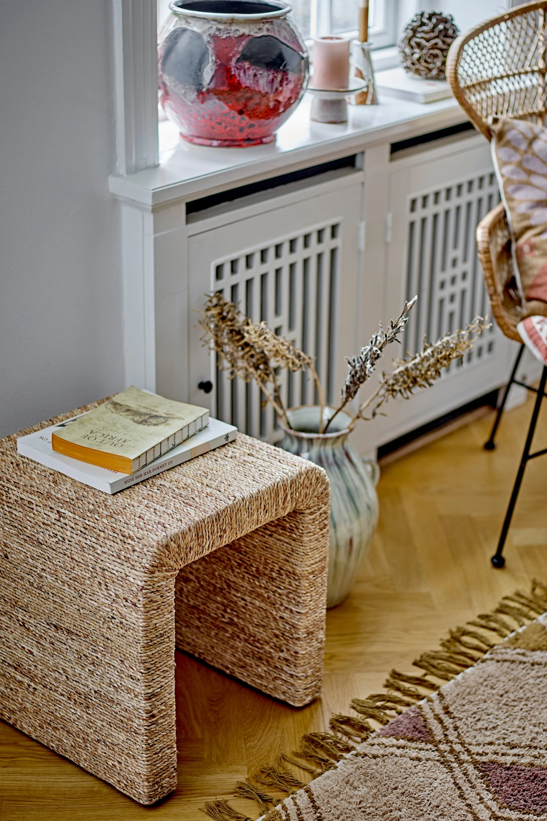 Decoración boho: el taburete Kien de Bloomingville destaca en una habitación amueblada en estilo boho.