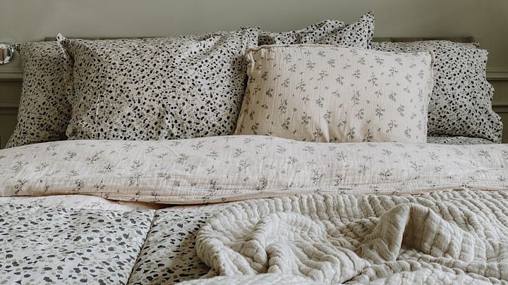 Un juego de cama suave y acogedor es perfecto como regalo de bodas para tener un dormitorio agradable y dormir cómodamente. Aquí, con fundas nórdicas florales de Garbo & Friends en un dormitorio verde.