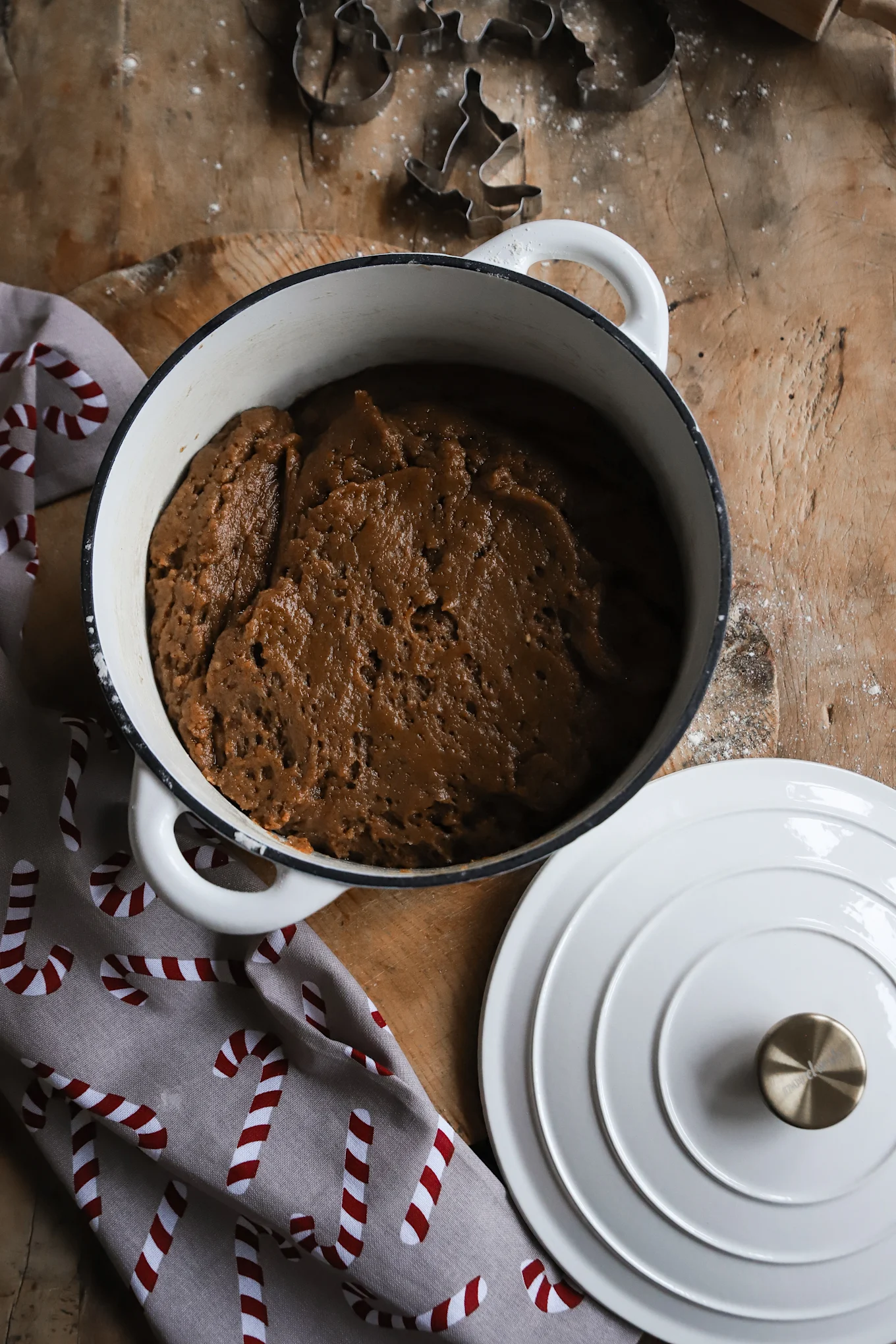 Masa de galletas de jengibre en una olla de hierro fundido de Nordvik.