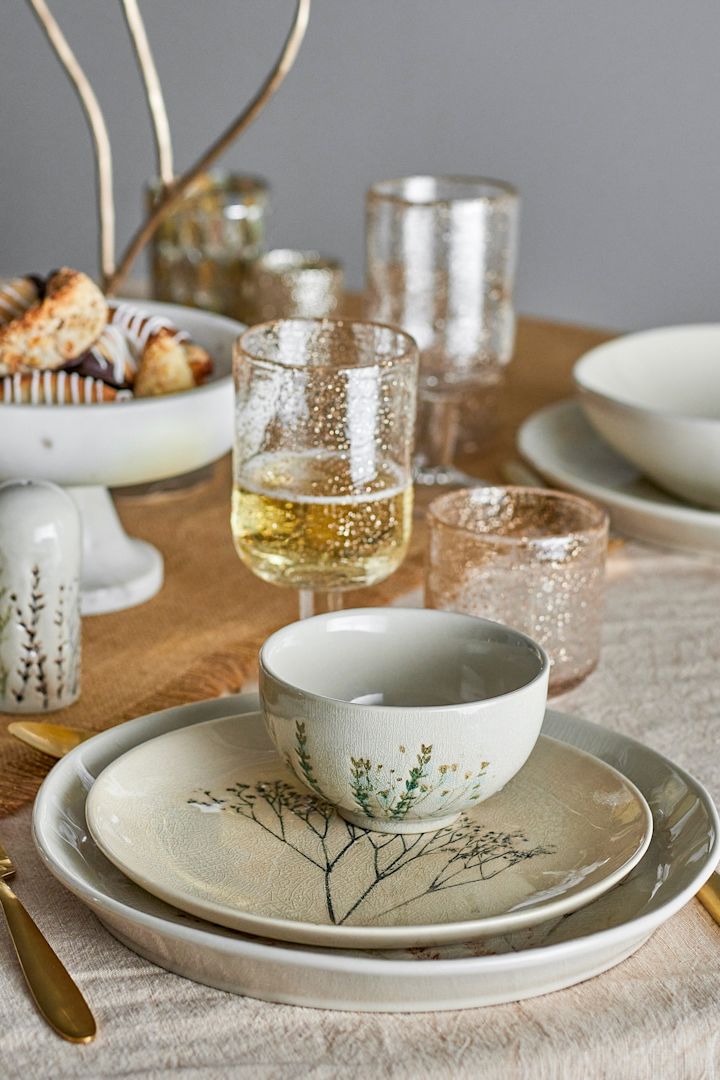 Una mesa de estilo boho con vajilla de la colección Bea de Bloomingville.