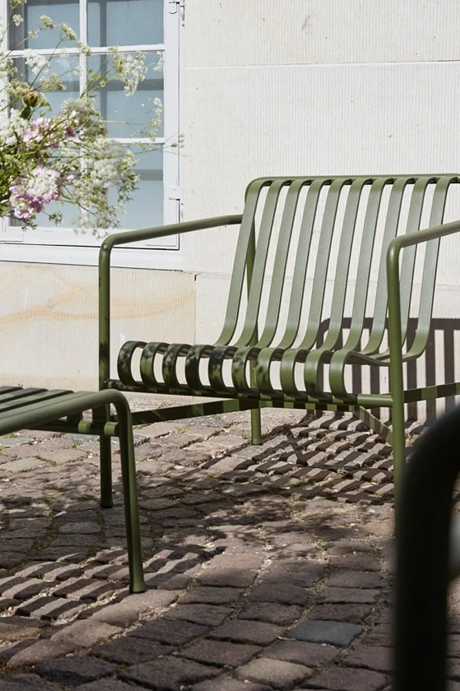 La tumbona de color salvia de HAY no sólo es acogedora, sino también robusta y, con su color verde, encaja claramente en las tendencias de mobiliario de jardín de 2025.