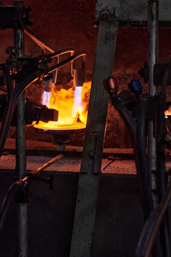 Un cuenco Kastehemi se calienta en un horno de la fábrica de vidrio de Iittala en Finlandia.