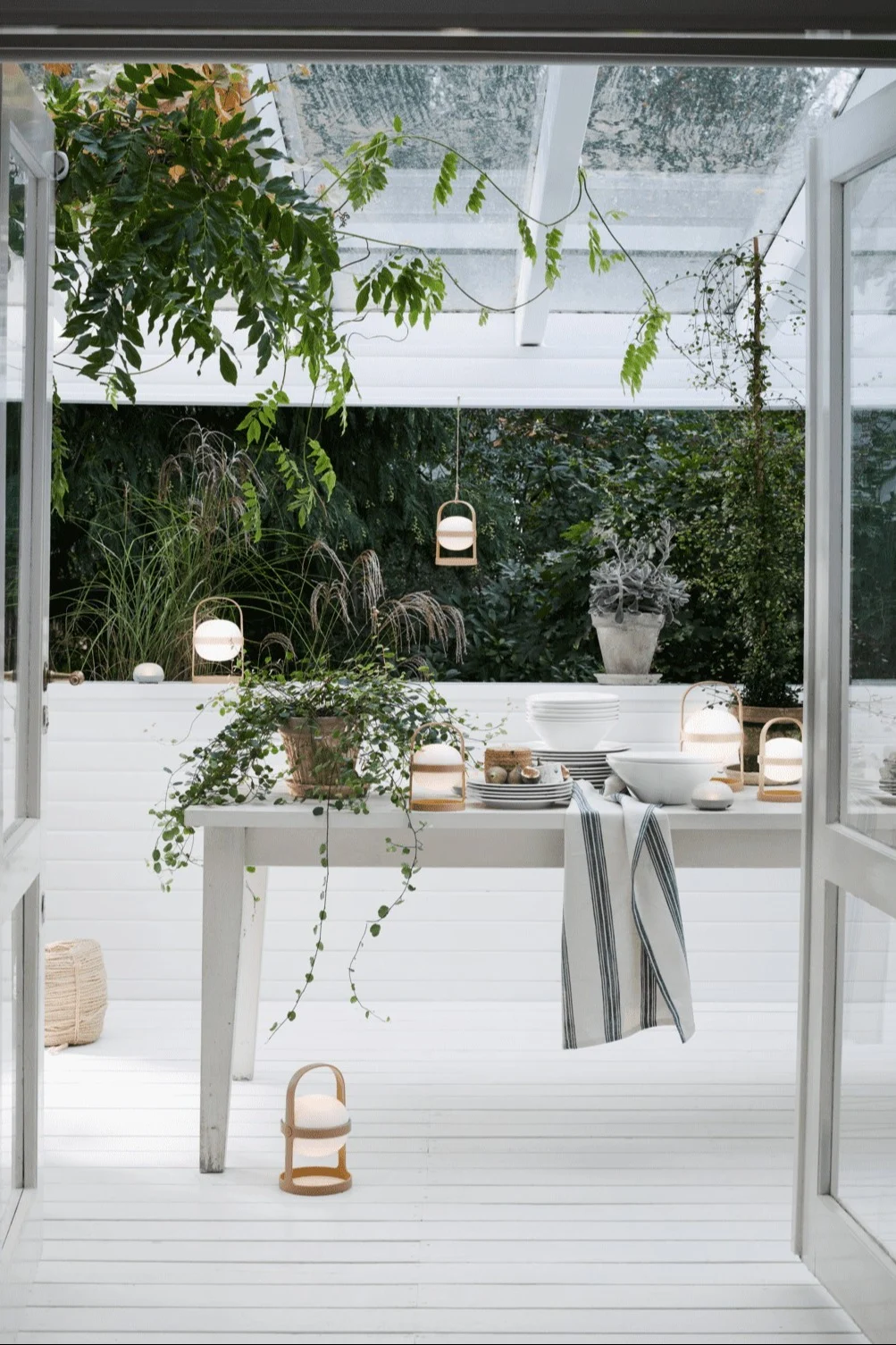 Utiliza la luz solar Soft Spot de Rosendahl, disponible en varios tamaños y colores, para iluminar tu patio colocando las luces en el suelo o colgándolas del techo.