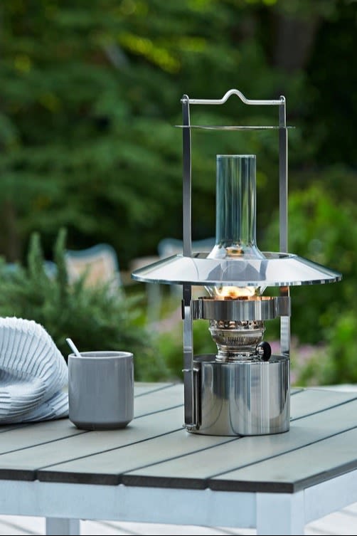 Faroles y linternas para exteriores: aquí puedes ver el farol de barco Stelton de 43 cm, fabricada en acero inoxidable y que funciona con aceite para lámparas.