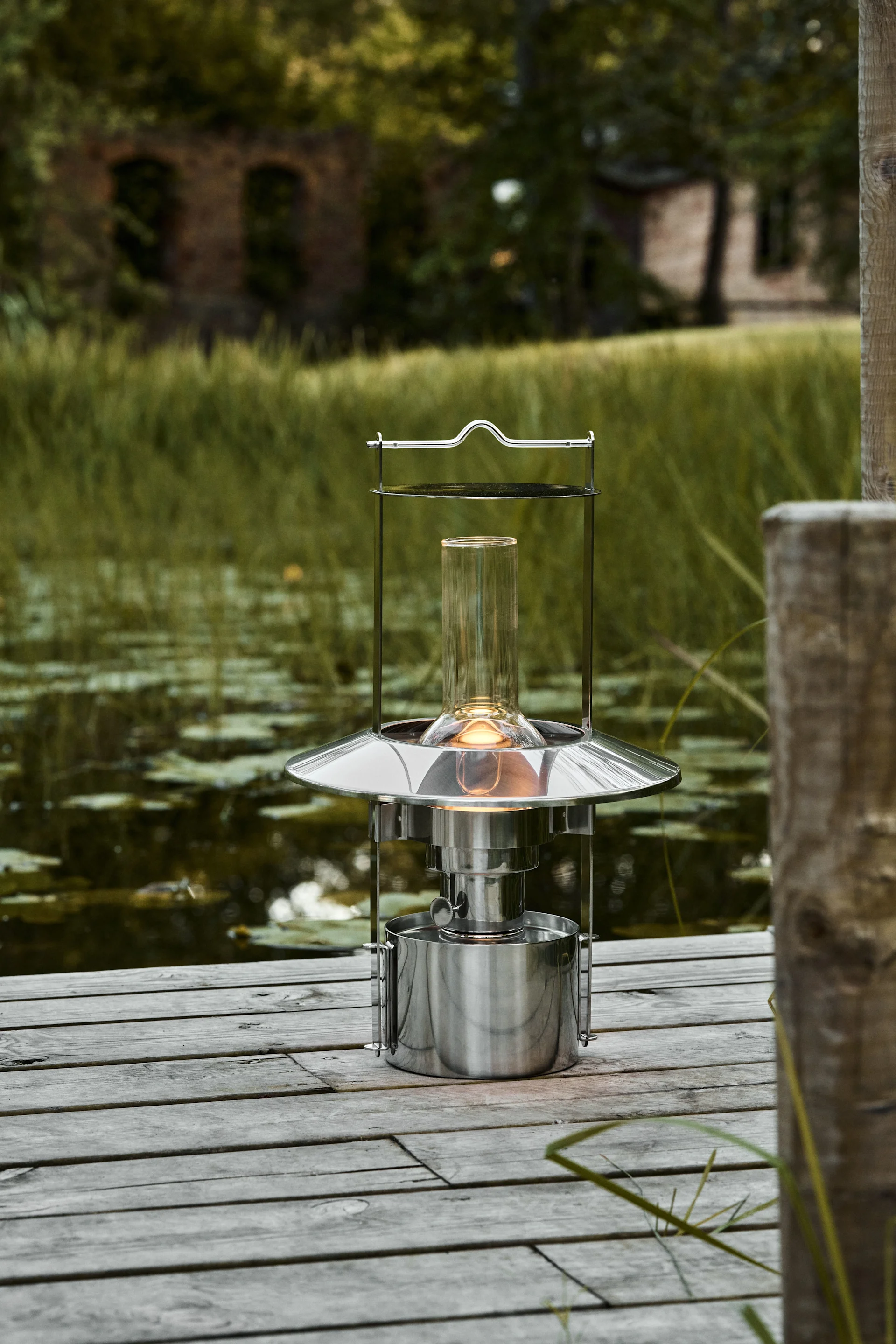 Faroles y linternas para exteriores: aquí puedes ver el farol de barco Stelton de 43 cm, fabricada en acero inoxidable y que funciona con aceite para lámparas.