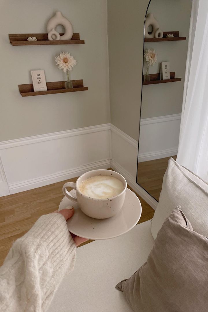 Sirve tu café preparado en el rincón del café en la bonita taza Freckle de Scandi Living, como lo hace @jannikaedemyr.