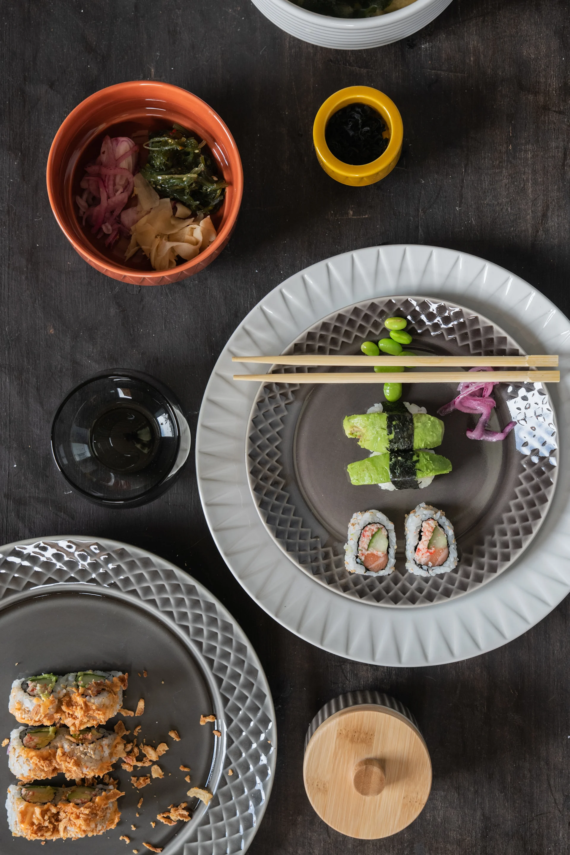 Organiza una noche de sushi para San Valentín y regala todo lo necesario: aquí se muestran varios platos de la colección Coffee & More de Sagaform con sushi sobre una mesa.