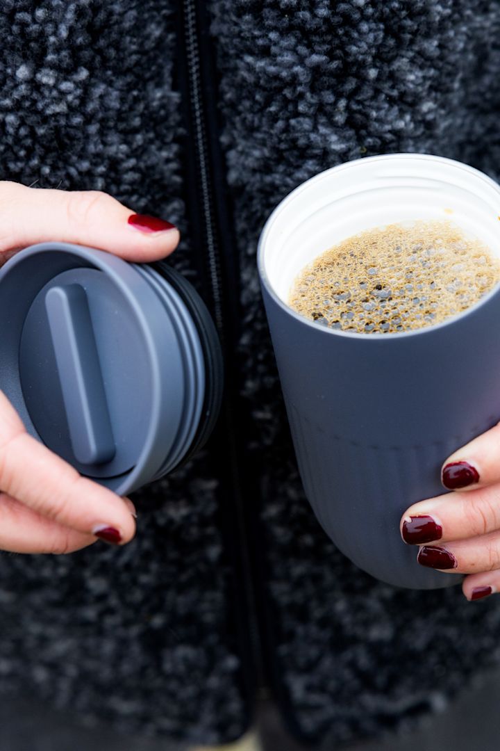 Los regalos del Día de la Madre no tienen por qué ser lujosos. ¿A tu madre le gusta tomarse un café sobre la marcha? Regálale una taza térmica de la colección Tova de Sagaform, aquí en azul.