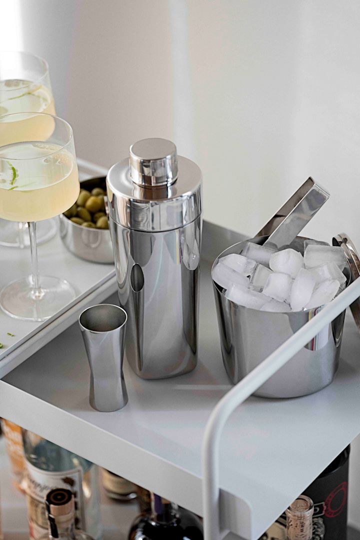 Los accesorios de coctelería profesionales también se recomiendan para los cócteles sin alcohol. Aquí, la coctelera, el vaso medidor y la cubitera de la colección Rocks de Zone Denmark están sobre un carrito.