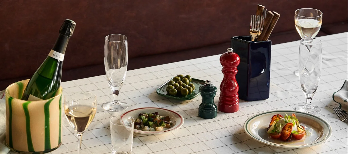 Aprende a elegir el vaso de cerveza adecuado. Aquí ves una colección de copas de vino y vasos de cerveza de Kosta Boda.