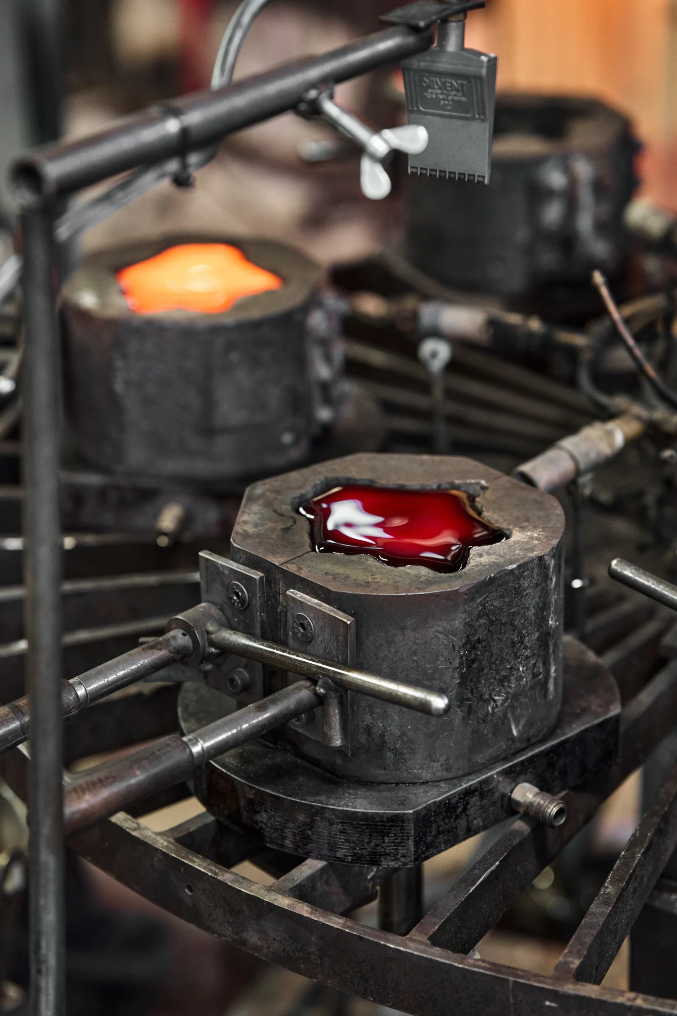 El portavelas The Rock se ha vertido en su molde y aquí se endurece.