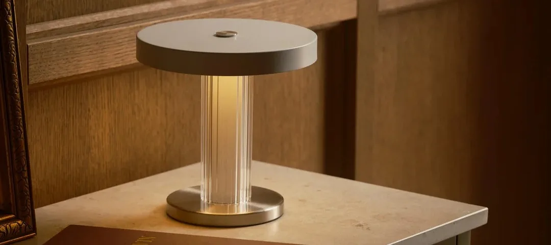 Planifica la iluminación de tu hogar con nuestros consejos, aquí puede ver un dormitorio infantil con varias fuentes de luz, como una cadena de luces, una lámpara de mesa y una lámpara de suelo.