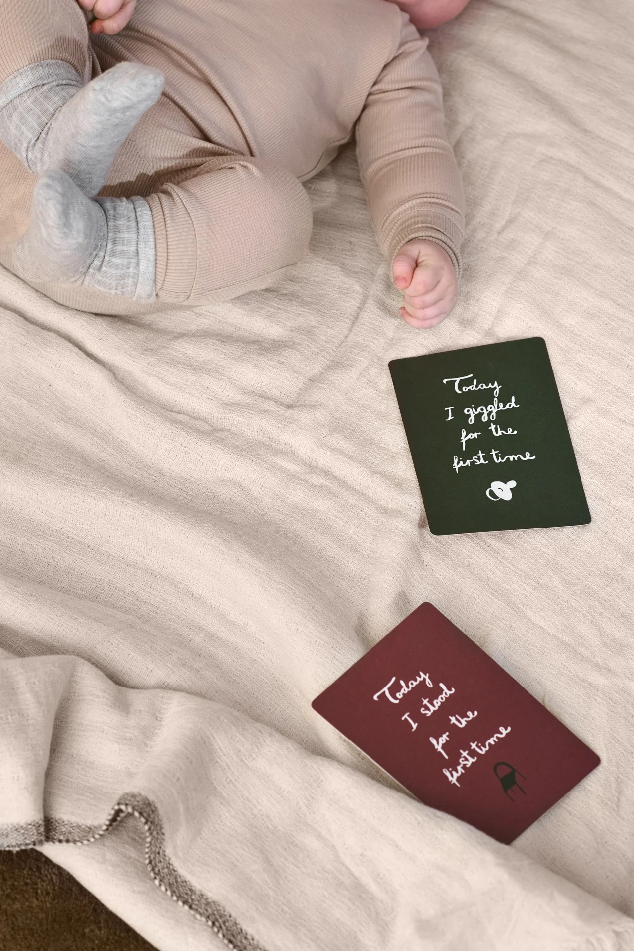 Con la caja de recuerdos de Ferm LIVING, los nuevos progenitores pueden coleccionar recuerdos de los primeros meses y años de vida del bebé, lo que la convierte en un regalo perfecto para baby showers.