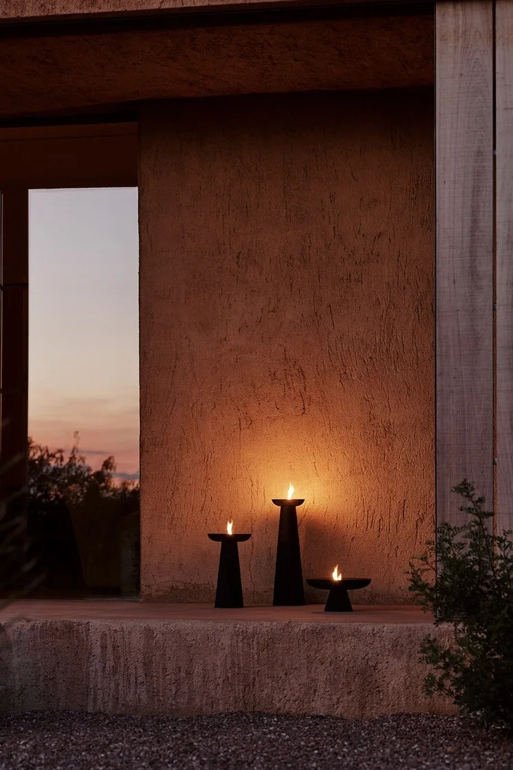 Ilumina tu zona de entrada con faroles y portavelas de exterior y coloca el farol de aceite Meira de Audo Copenhagen, disponible en varios tamaños.