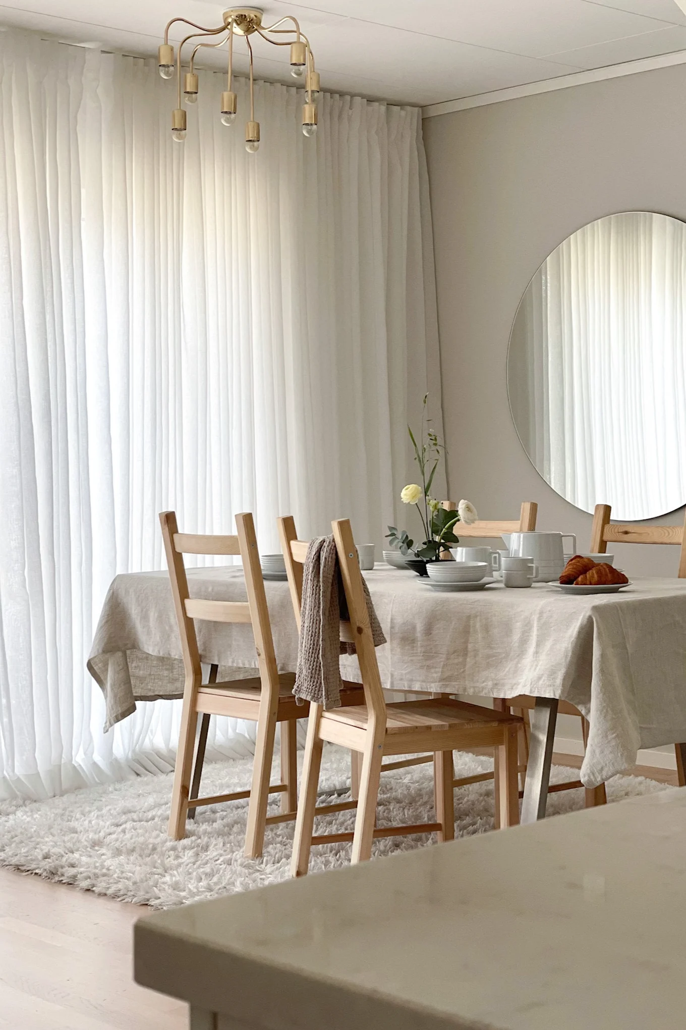 Alfombras para el comedor: aquí se encuentra la alfombra de lana blanca Cozy de Scandi Living en un comedor de estilo escandinavo.