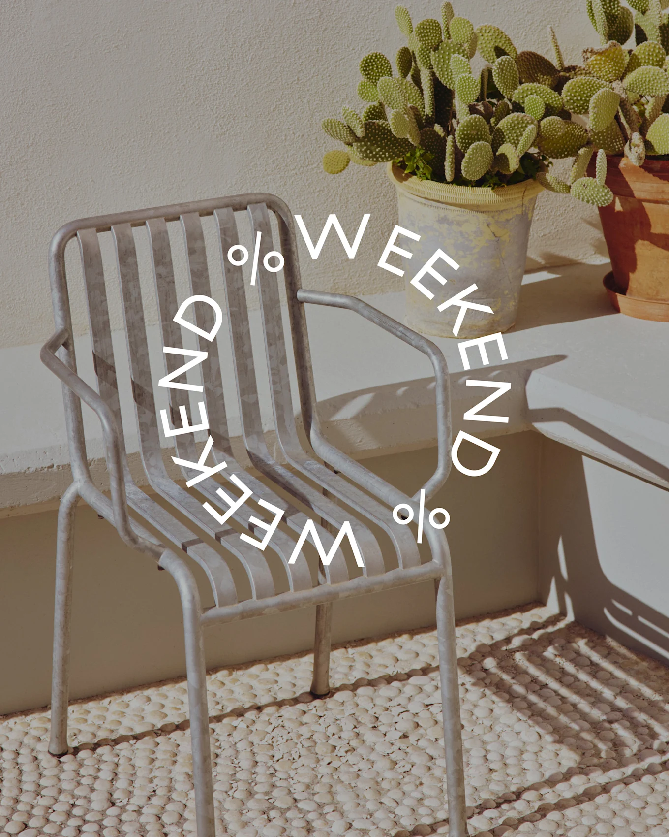Silla gris de lamas metálicas junto a una planta de cactus en maceta, con texto circular 'WEEKEND % WEEKEND %'.