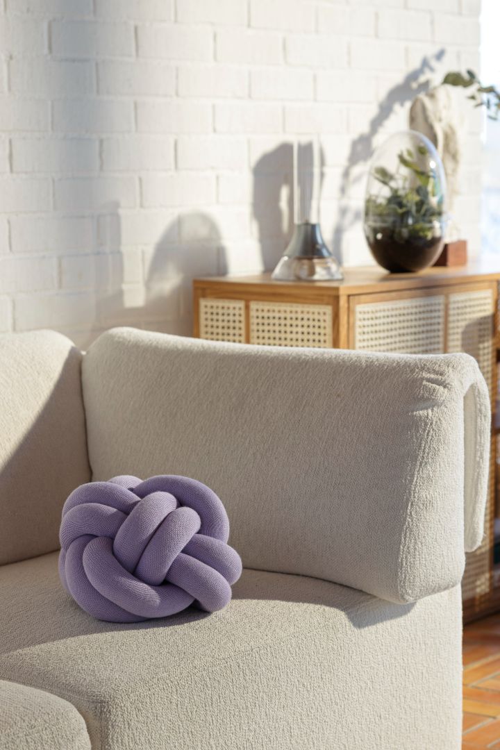 Las tendencias de color para interiores de este año en 2024 todavía incluyen tonos de lila, como este cojín Knot de Design House Stockholm.