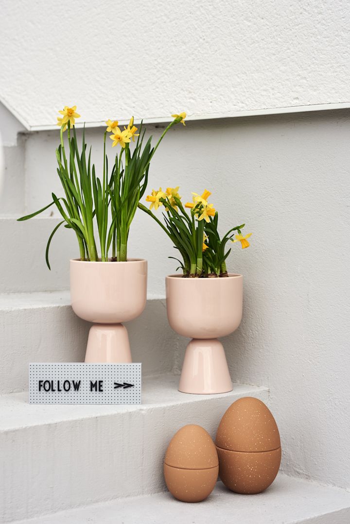 Decoración de Pascua: Flores primaverales en la maceta Nappula de Iittala junto a la bombonera de Cooee Design y el tablero de letras de Design Letters.