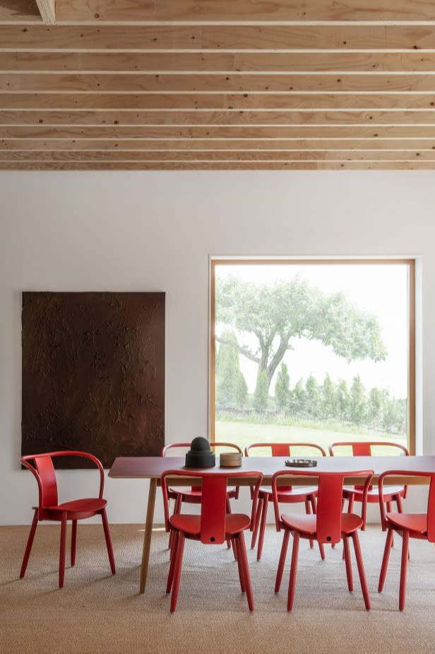 Las sillas de cocina rojas de Massproductios muestran cómo podría ser la tendencia escandinava de interiorismo 2024. 