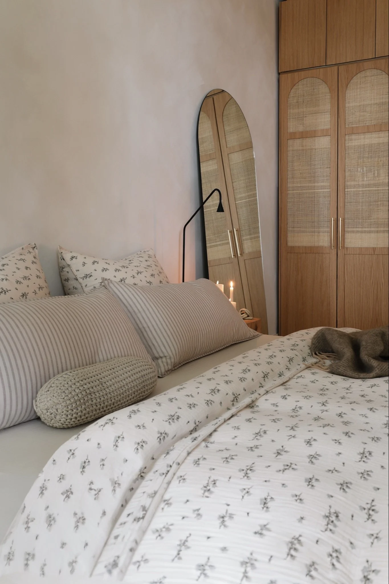Una cama con una funda de edredón con flores, que refleja las tendencias de decoración.