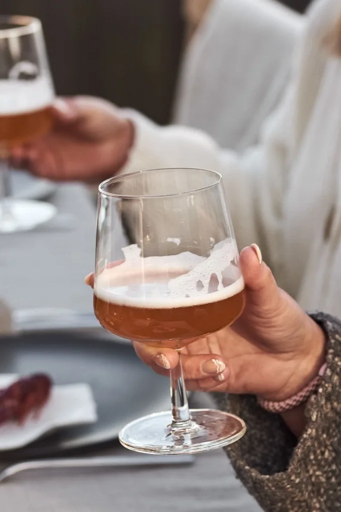 Aprende a elegir el vaso de cerveza adecuado, como el vaso de cerveza Essence de Iittala que ve aquí, perfecto para la cerveza ale.
