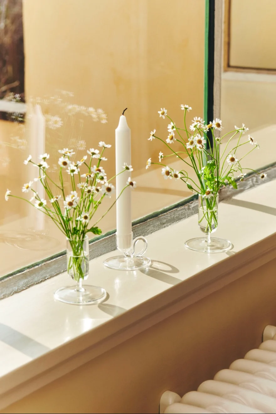 Embellece tu ventana con un toque de frescura utilizando flores primaverales como margaritas y colócalas en los elegantes jarrones Tiny de HAY.