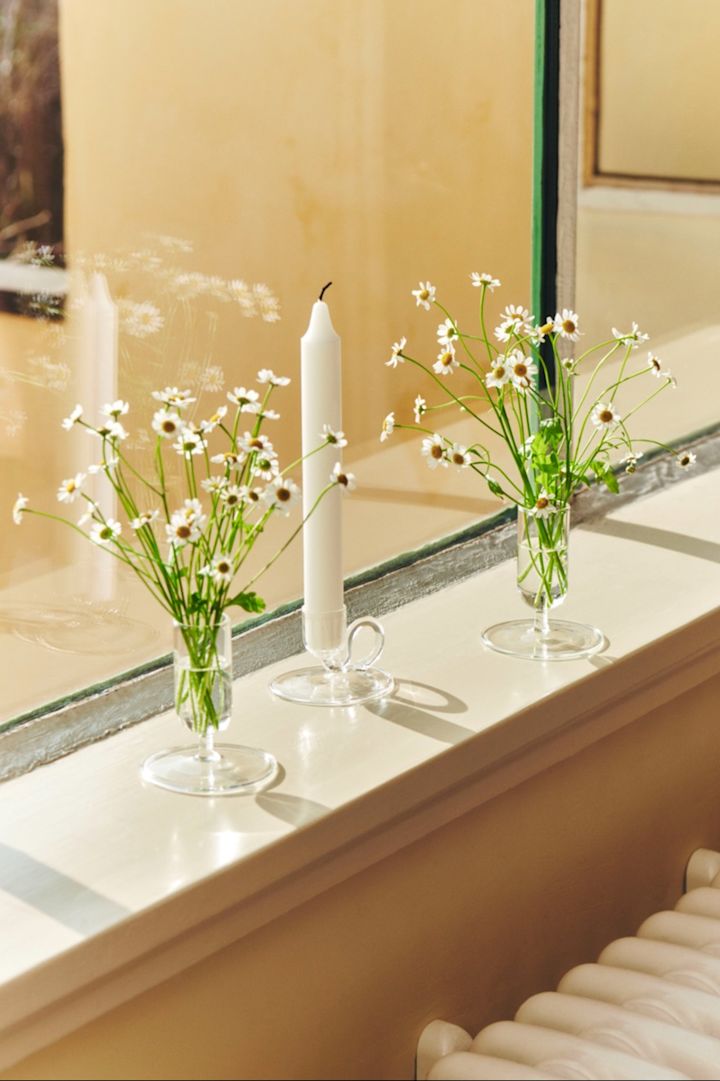Embellece tu ventana con un toque de frescura utilizando flores primaverales como margaritas y colócalas en los elegantes jarrones Tiny de HAY.