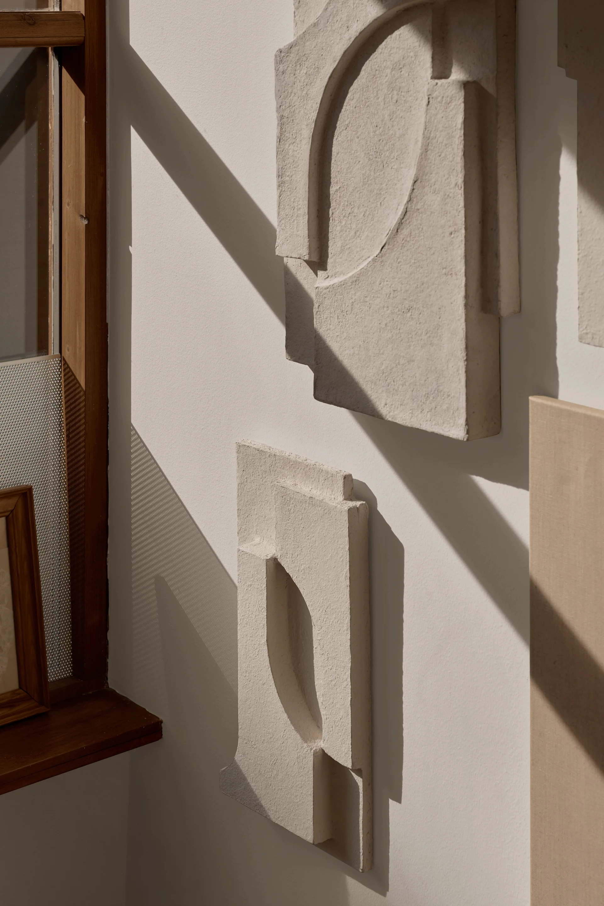 Decora la pared con una escultura decorativa de Kristina Dam Studio.