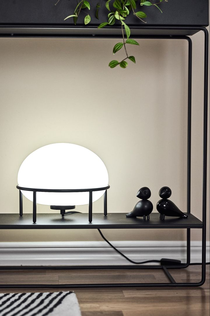 Elegir la bombilla adecuada - La lámpara de mesa Pump de Woud con luz blanca muestra una fuente de luz de 4000K.