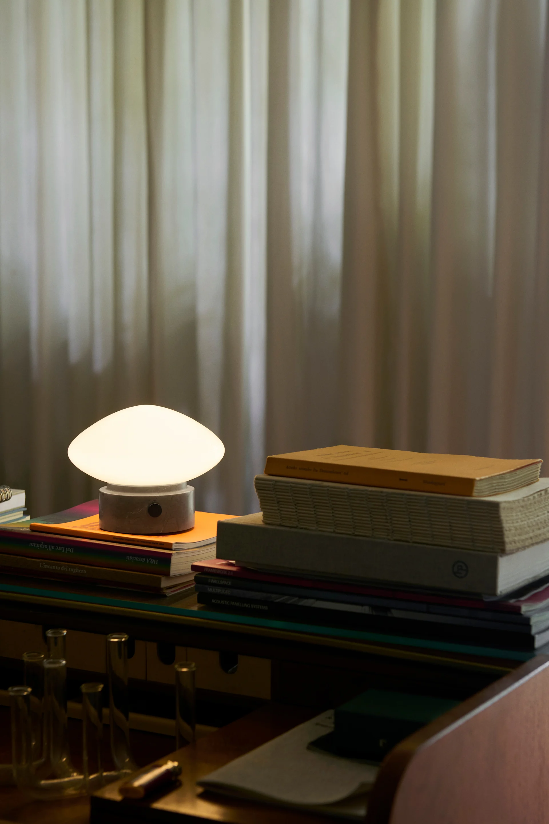 Elegir la bombilla adecuada - La lámpara de mesa Pump de Woud con luz blanca muestra una fuente de luz de 4000K.