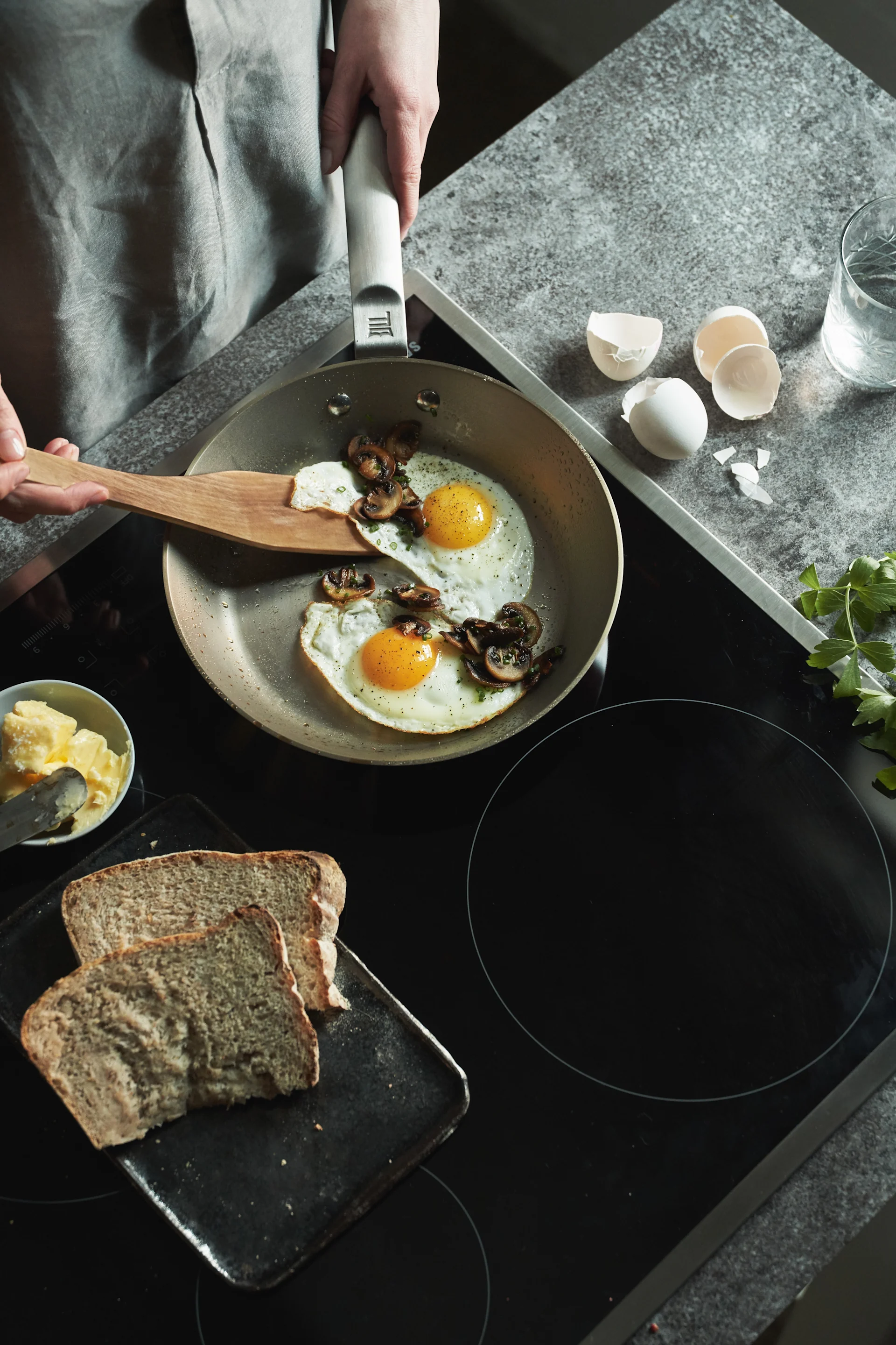 La sartén Fiskars Norden de acero inoxidable es ideal para freír huevos y se limpia fácilmente con un poco de detergente lavavajillas.