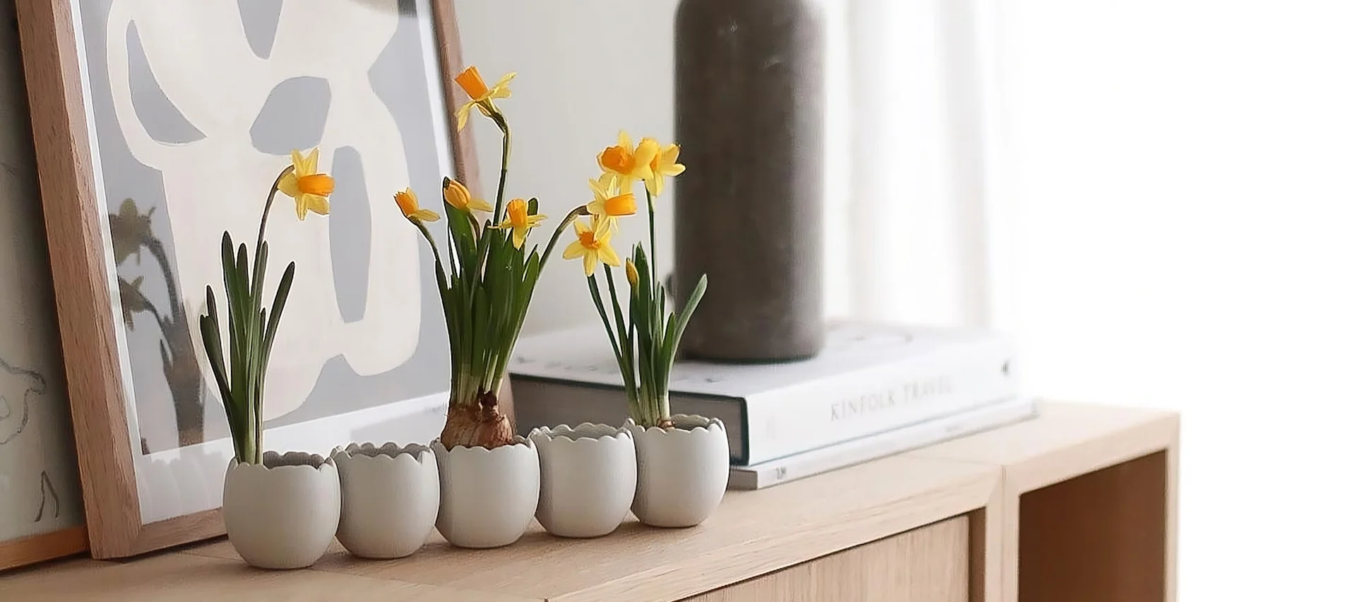Dos jarrones de diferentes formas y tamaños de Cooee Design con flores primaverales sobre una bandeja, junto a varios conejitos de Pascua de DBKD en casa de @sachi_roooom.