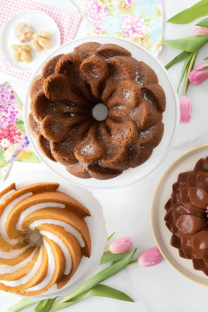 Con los moldes de Nordic Ware, como los modelos *Heritage Bundt* y *Magnolia Bundt*, puedes crear preciosas tartas para la mesa de Pascua en un abrir y cerrar de ojos.