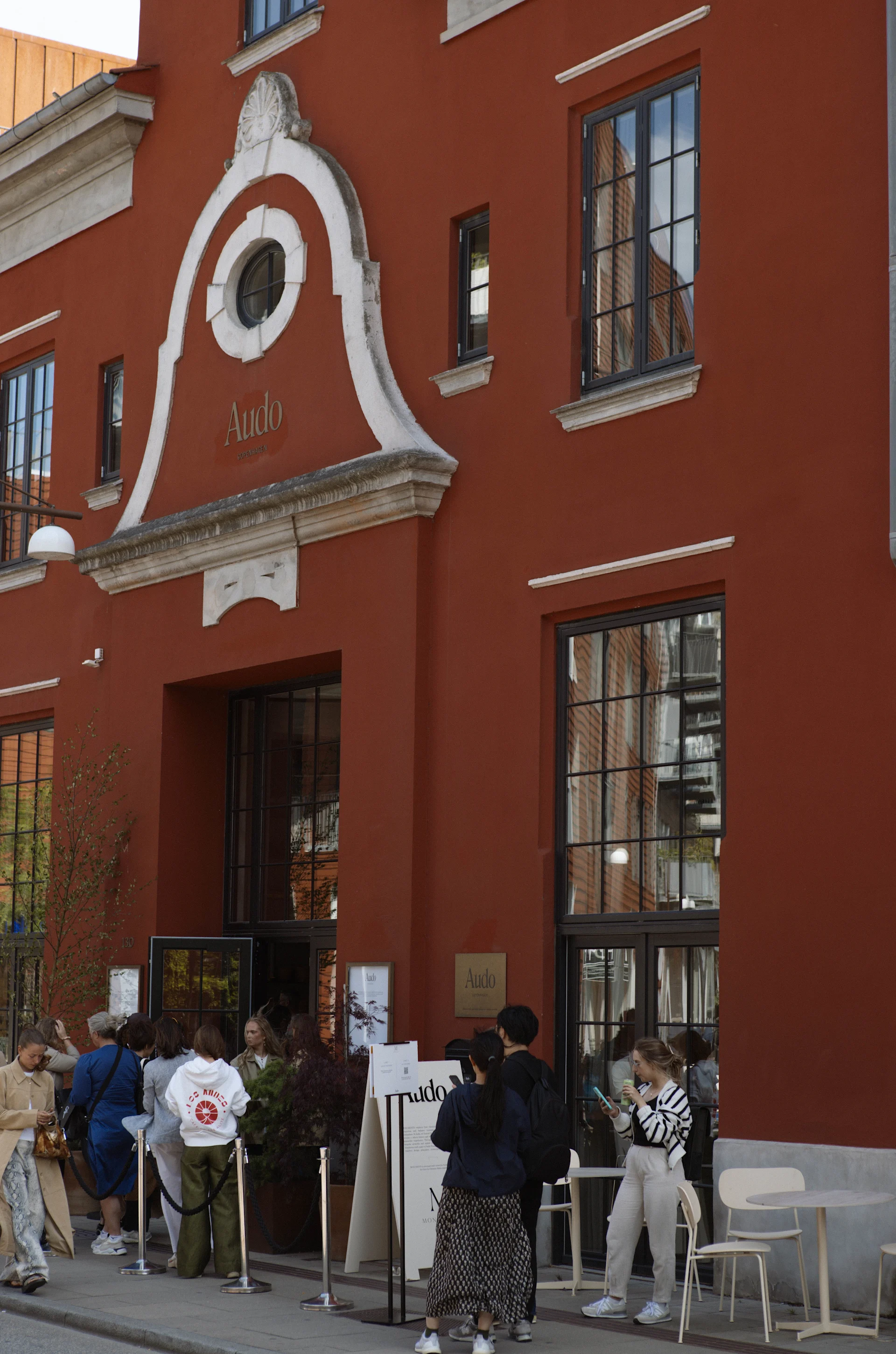 El edificio rojo The Audo de Audo Copenhagen, que alberga showroom, hotel, café y restaurante.
