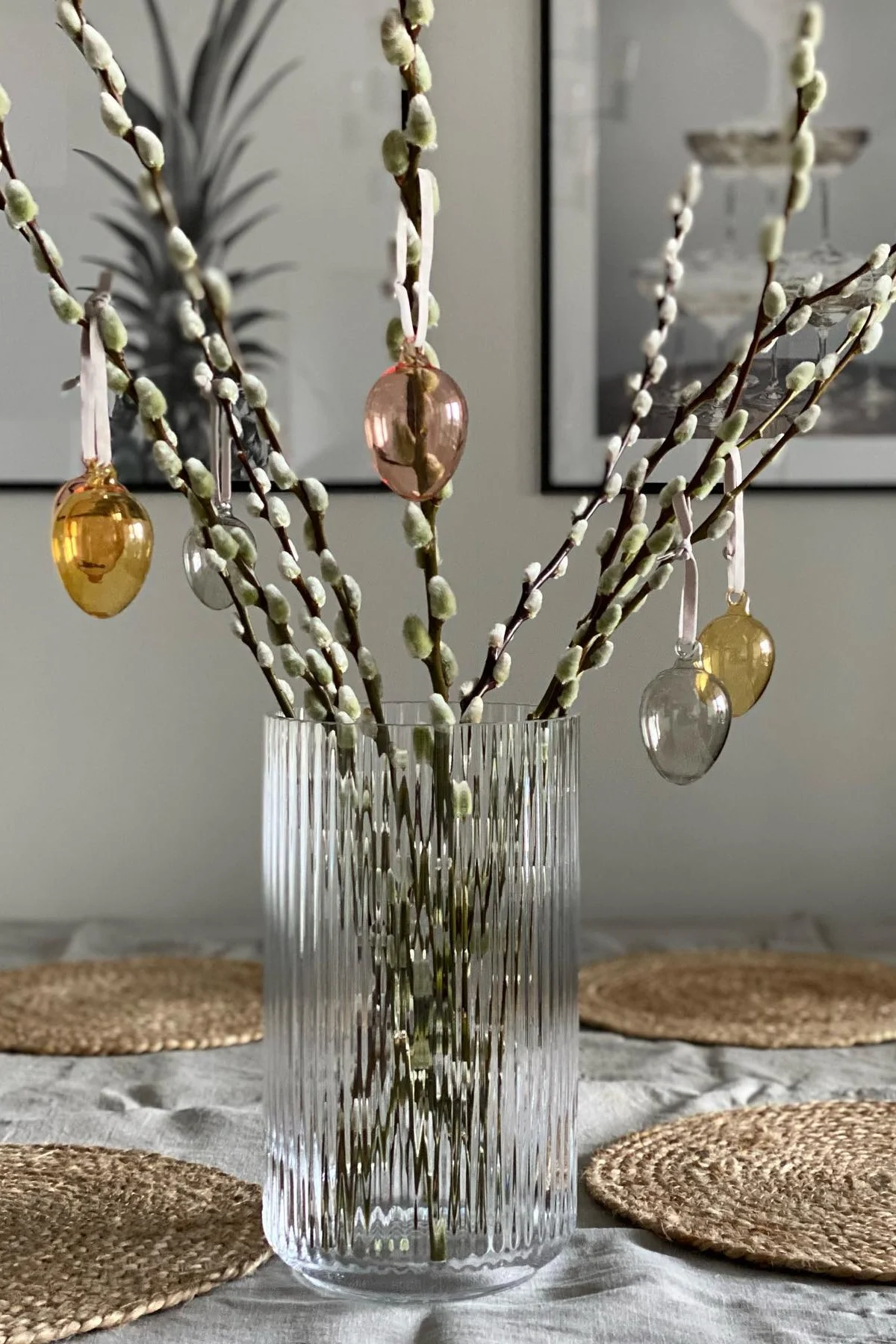Decoración de Pascua: los huevos de vidrio de Iittala cuelgan de unas ramas de Pascua en un jarrón de vidrio Lyngby de Lyngby Porcelæn en el hogar de @marinaslgh