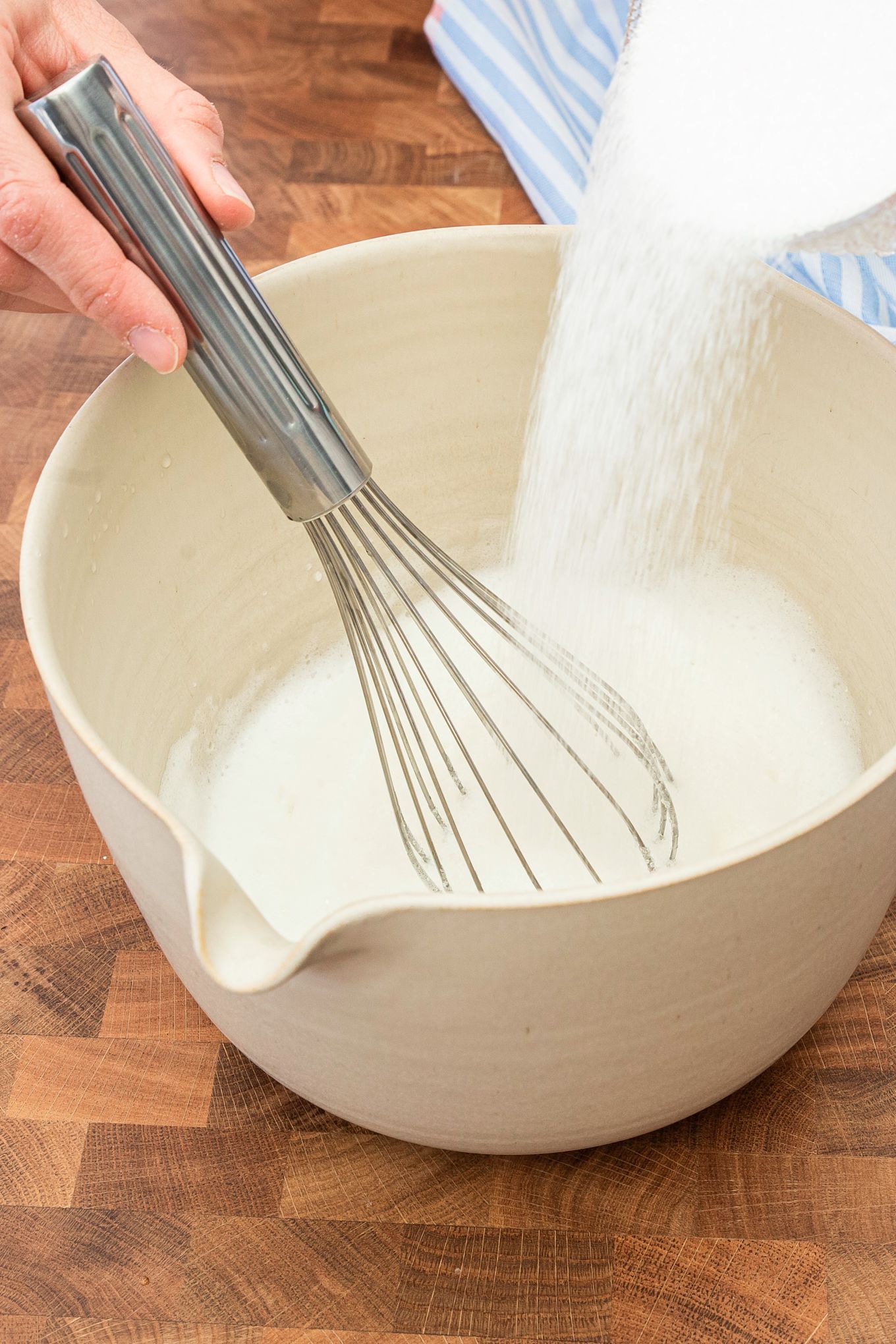 Hornea una deliciosa tarta de merengue con la sencilla receta de tarta de Pascua de Baka med Frida en una bandeja para hornear de Nordic Ware. Bate la masa con un batidor de globo para obtener una masa esponjosa.