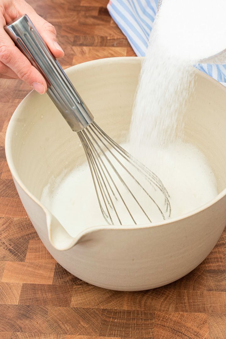 Hornea una deliciosa tarta de merengue con la sencilla receta de tarta de Pascua de Baka med Frida en una bandeja para hornear de Nordic Ware. Bate la masa con un batidor de globo para obtener una masa esponjosa.