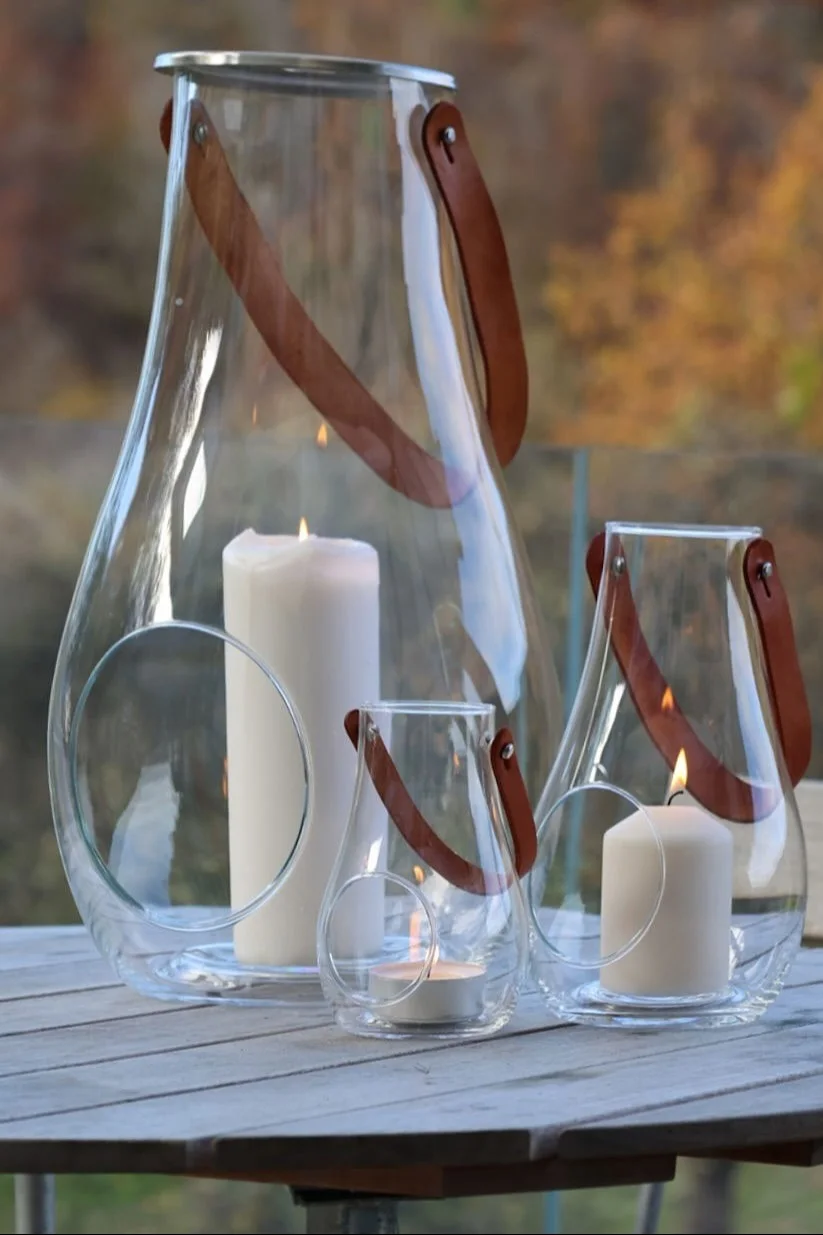 Tendencias en muebles de jardín 2025: la decoración adecuada también es imprescindible en el jardín - aquí puedes ver tres Design con portavelas de Holmegaard en una mesa de la terraza de @zuhauselig.