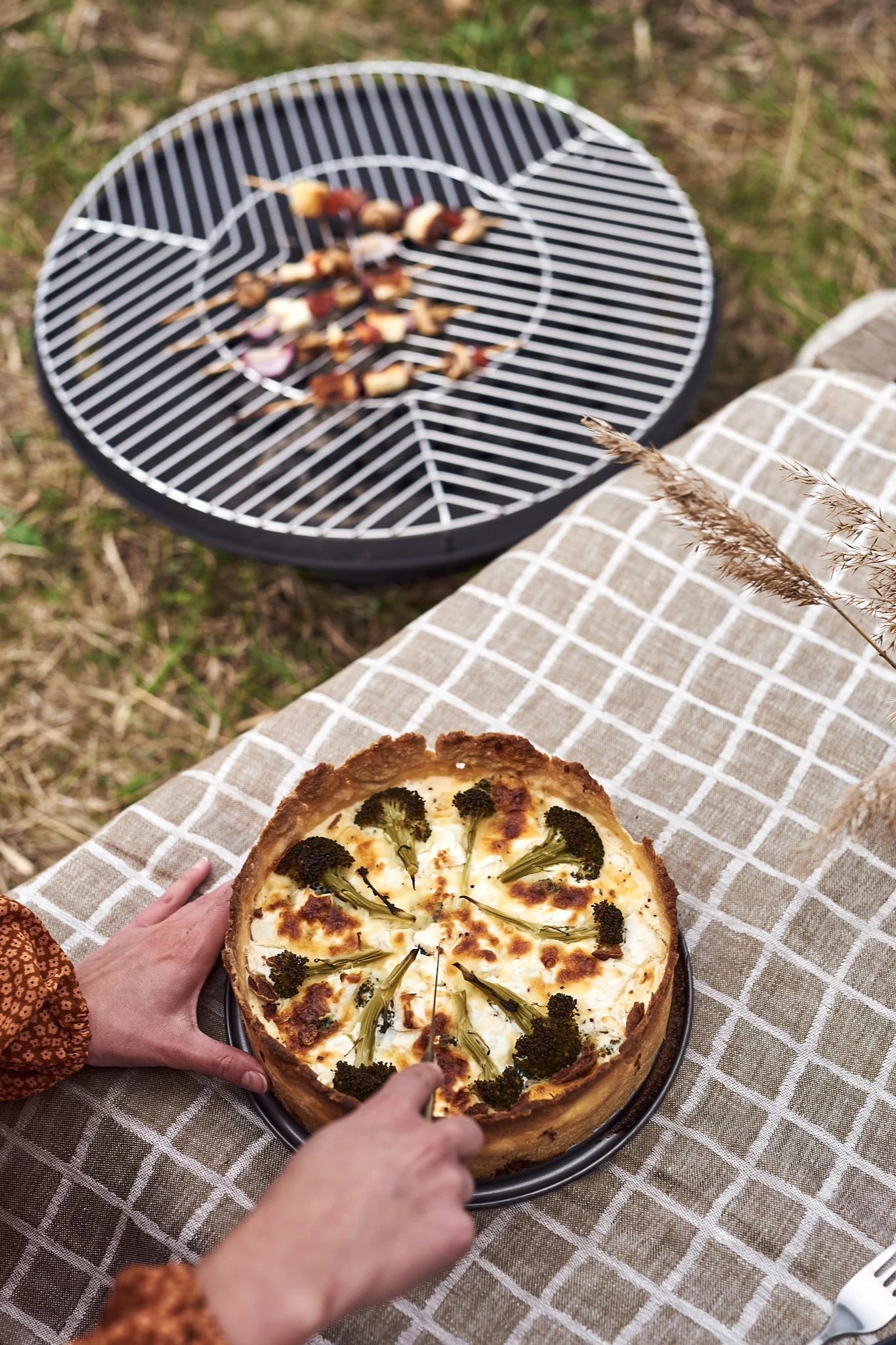Comida de picnic con brócoli y quiche de queso feta.